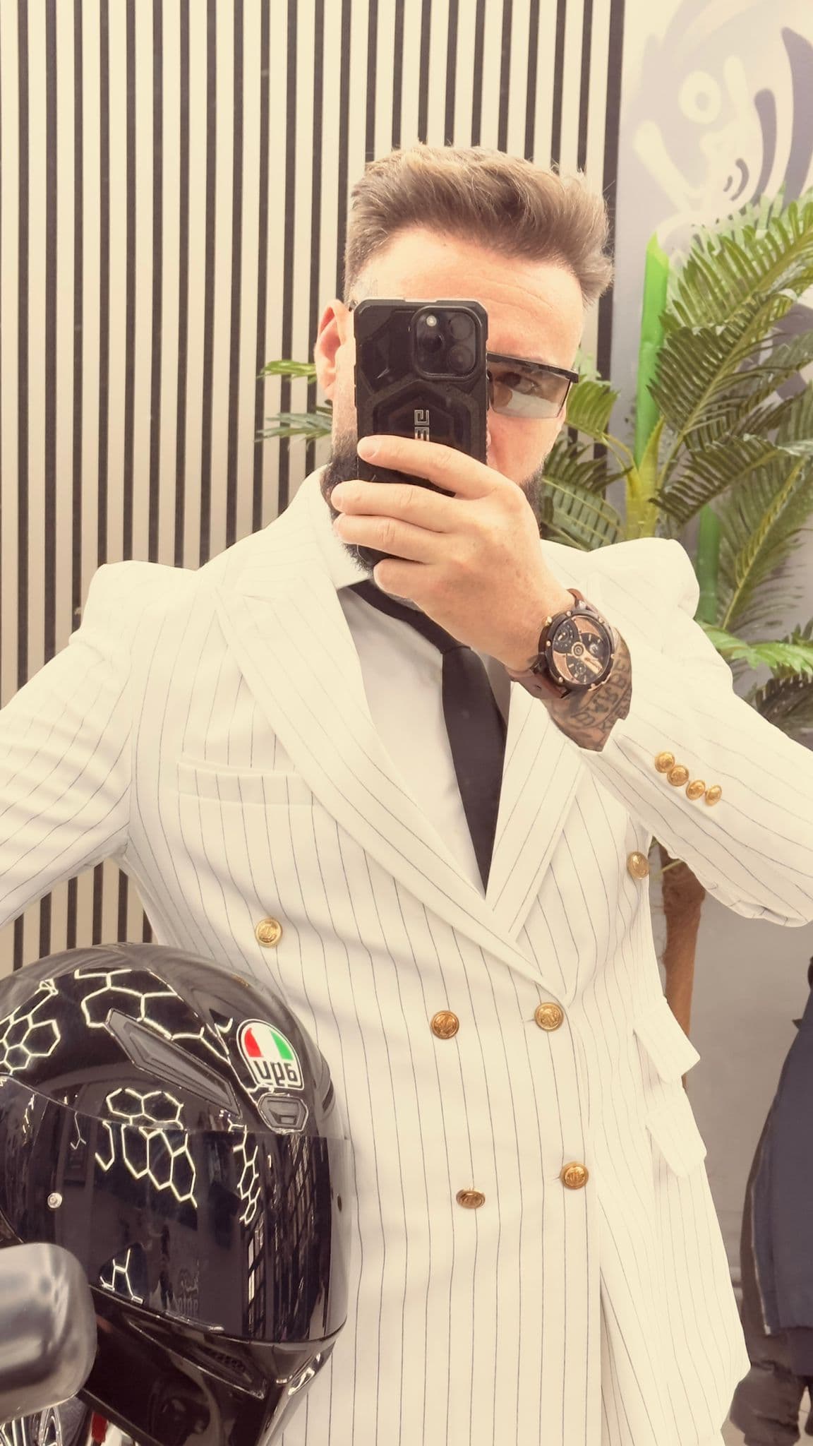 Juliano în costum elegant — portret de barber