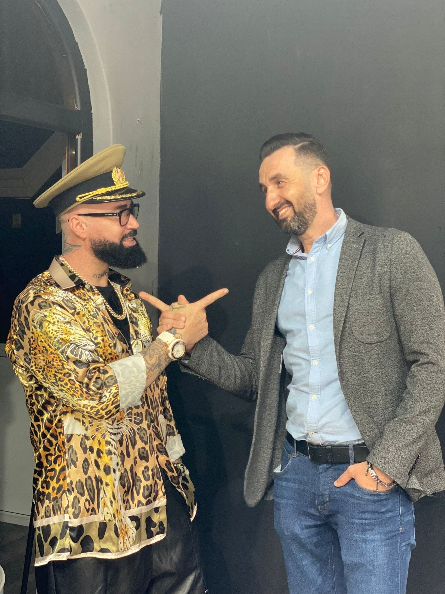 Vizita unui client VIP la El Comandante — proprietarul salonului în ținută de Comandante