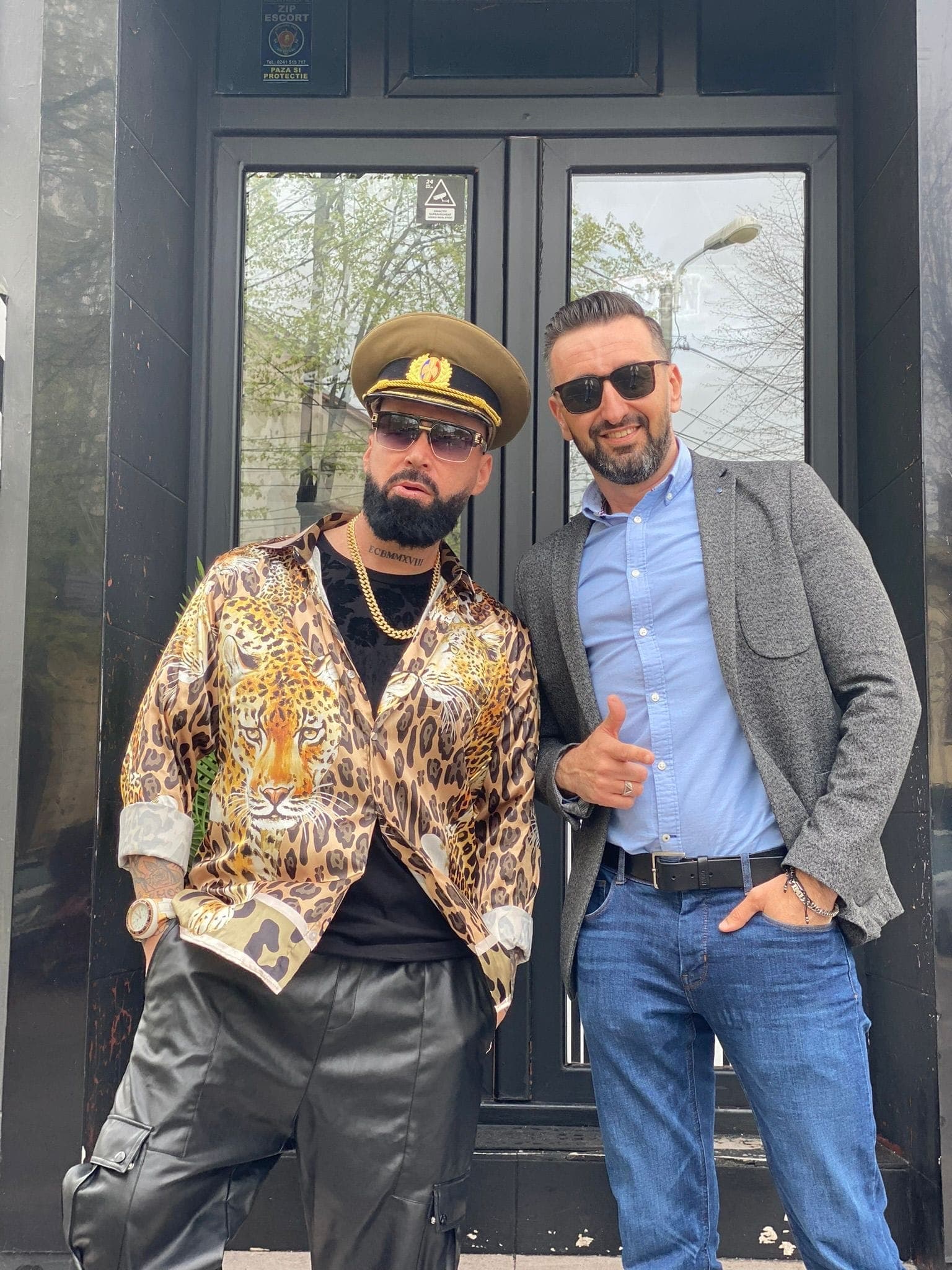 Proprietarul salonului cu client VIP la intrarea barbershop-ului