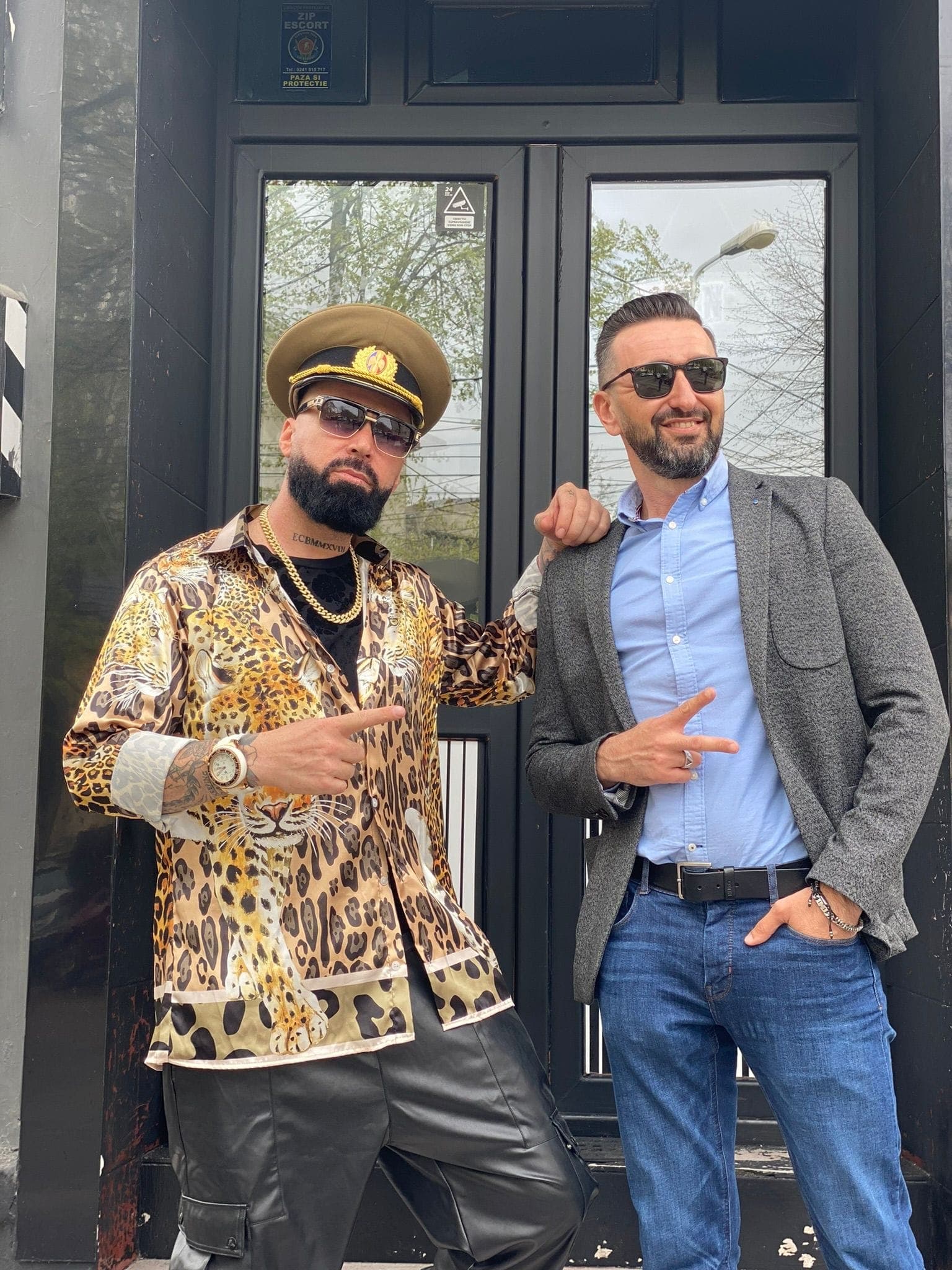 Proprietarul salonului cu client VIP la intrare — altă poză, aceeași energie
