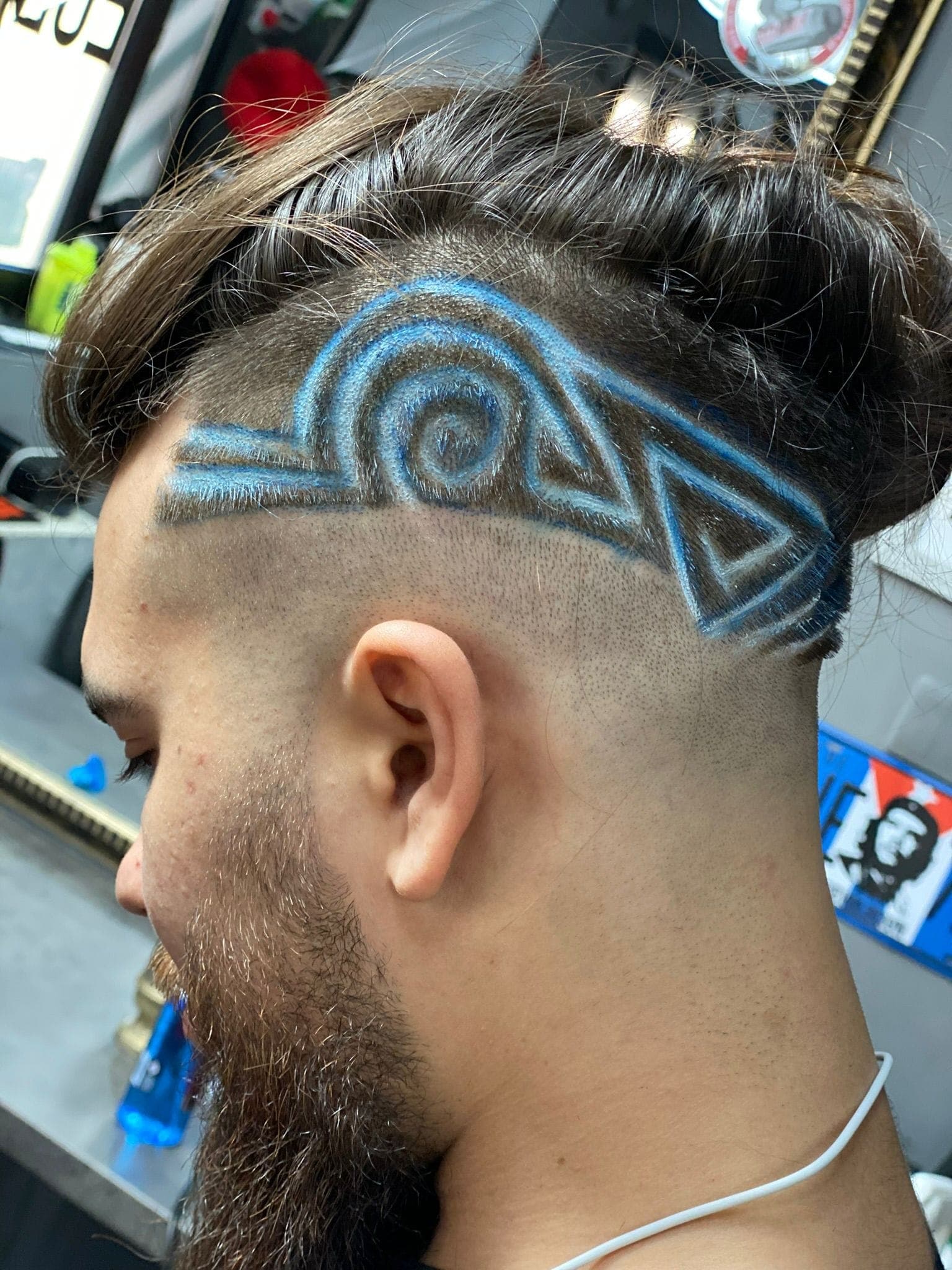 Profil lateral cu design geometric albastru ras în fade