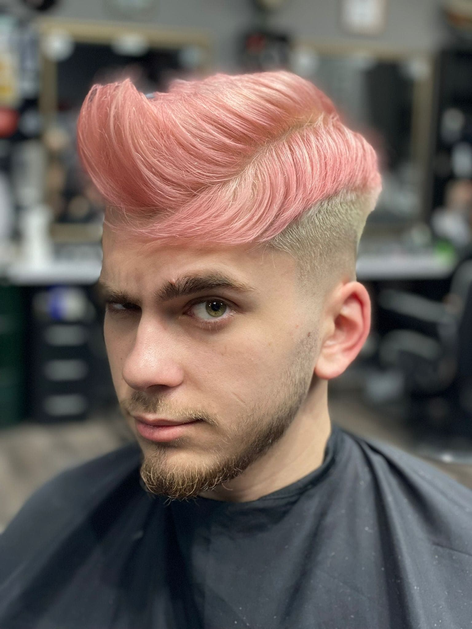 Portret frontal: tânăr cu păr vopsit roz și fade undercut