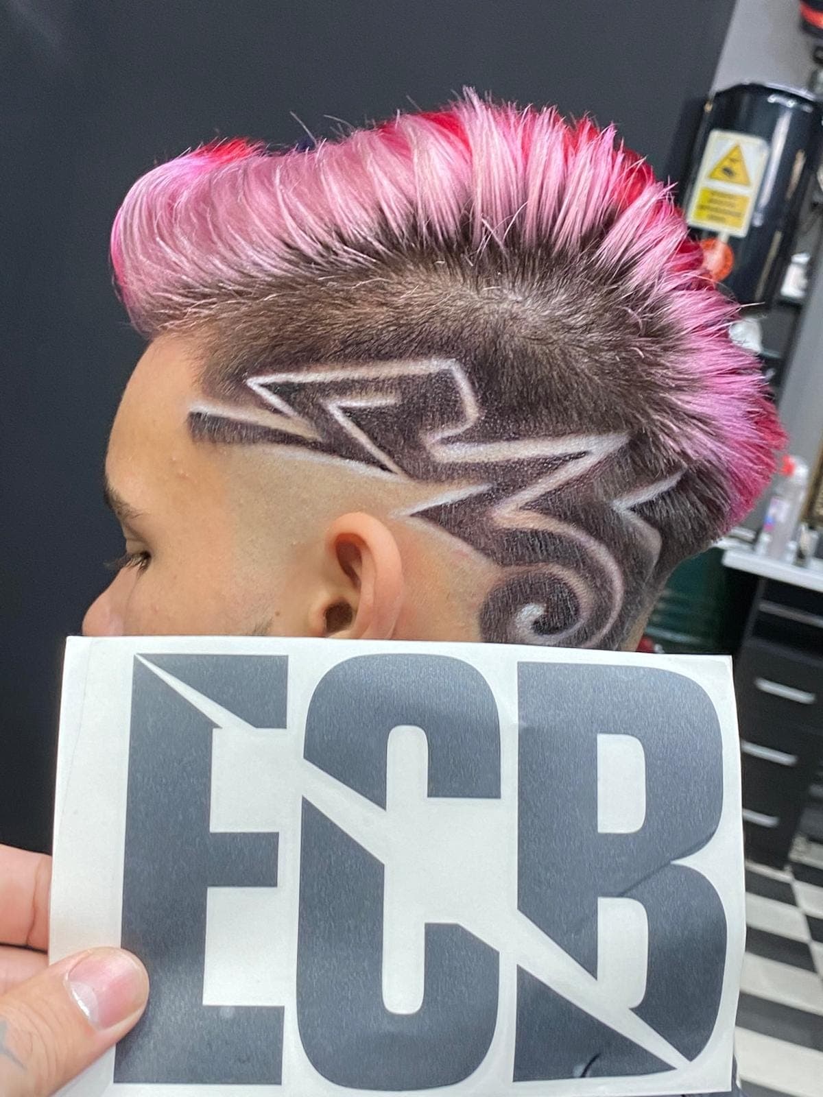 Mohawk roz cu design fulger ras pe lateral și cartea de vizită ECB