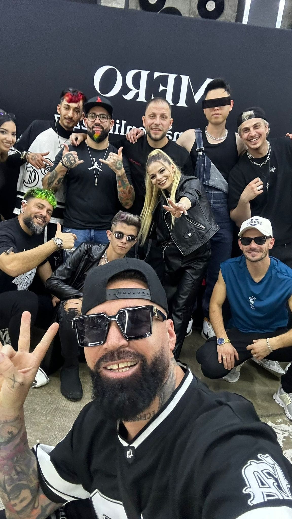 Echipa El Comandante Barbershop — selfie de grup la evenimentul Mero